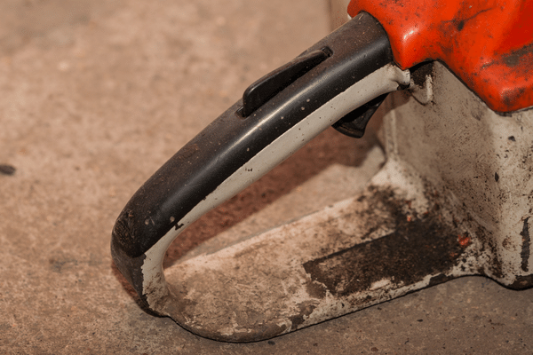 starting-a-stihl-chainsaw-2 starting-a-stihl-chainsaw-2